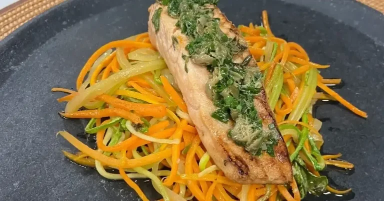 Foto da receita de Salmão grelhado ao molho de ervas com mix de legumes em tirinhas