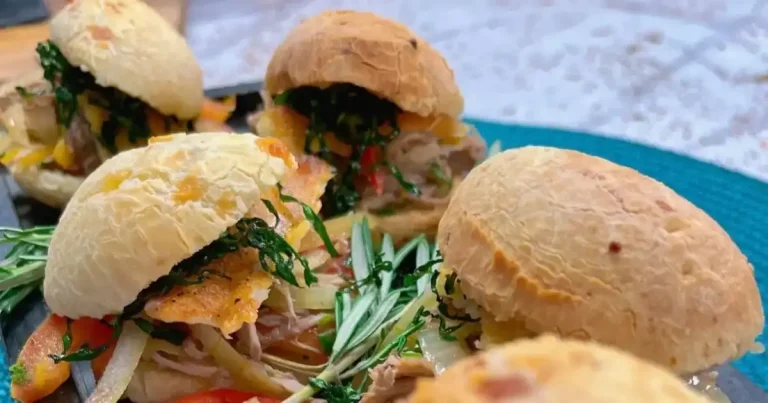 Foto da receita de Sanduíche de pão de queijo com pernil e couve crispy