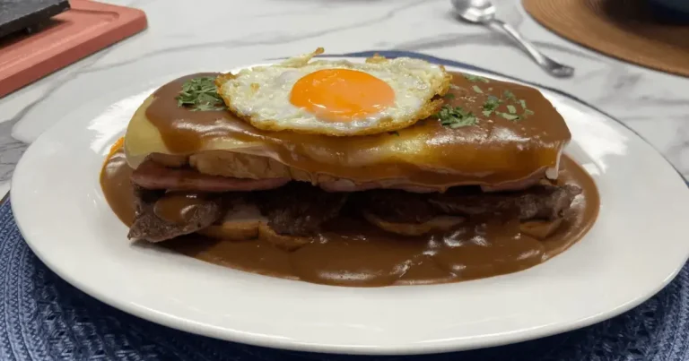 Foto da receita de Sanduíche português com filé-mignon e ovo