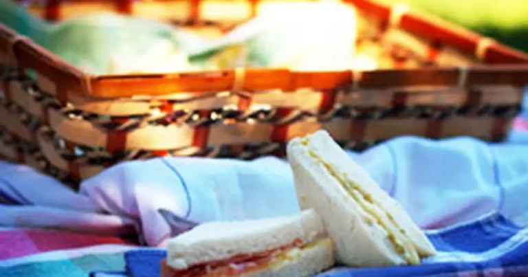 Foto da receita de Sanduíches e chá gelado de pêssego