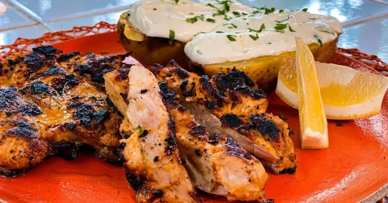 Foto da receita de Sobrecoxa de frango marinada na cerveja com batatas assadas e sour cream