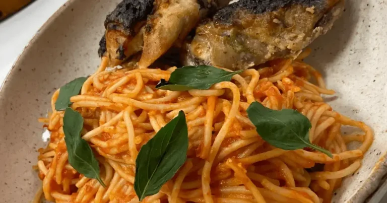 Foto da receita de Sobrecoxa marinada no iogurte e espaguete ao pomodoro