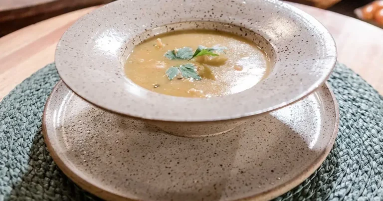 Sopa de batata-baroa com camarão