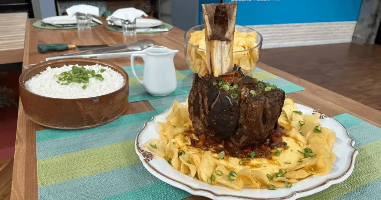 Foto da receita de Stinco bovino ao molho com polenta cremosa