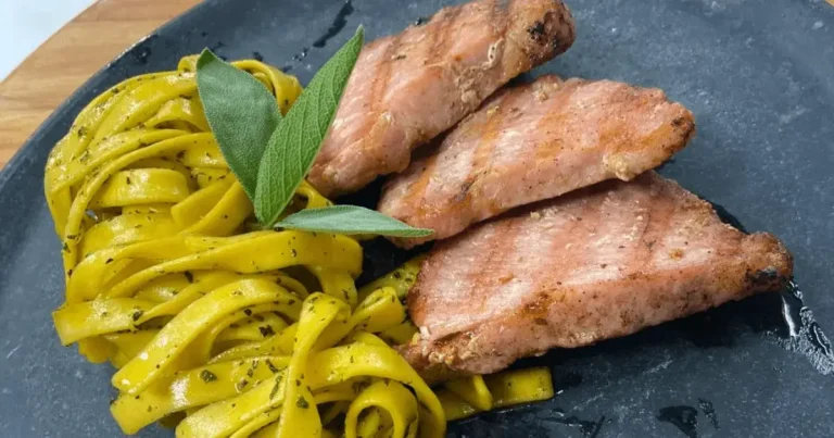 Foto da receita de Talharim na manteiga e sálvia com alcatra suína