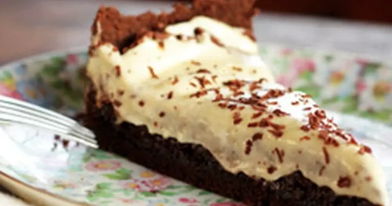 Foto da receita de Torta de chocolate com cobertura de chantilly