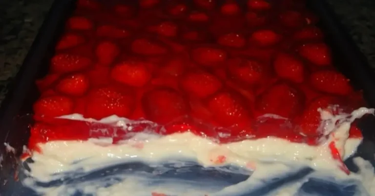 Foto da receita de Torta de gelatina com morangos