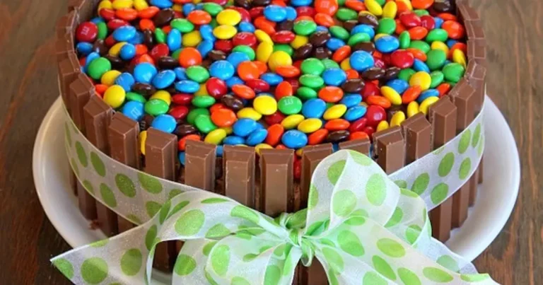 Foto da receita de Torta de Kit Kat com M&Ms