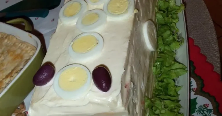 Torta fria de pão fatiado