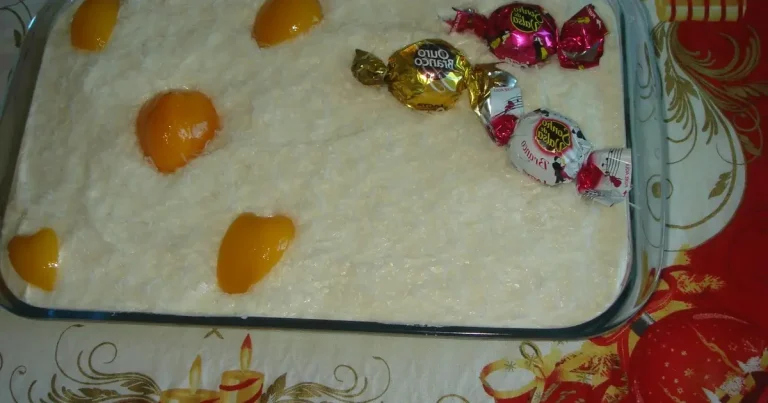 Foto da receita de Torta mista com bombom e pêssego