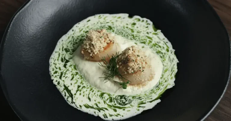 Foto da receita de Vieira com creme de pupunha e farofa de torresmo