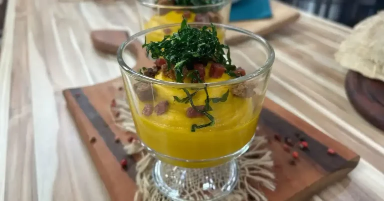 Abóbora cremosa com croutons, bacon e couve