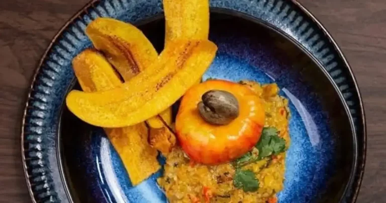 Foto da receita de Açorda de caju ao molho de moqueca com chips de banana-da-terra