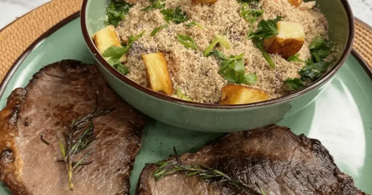 Foto da receita de Alcatra na manteiga com ervas e farofa de carne-seca