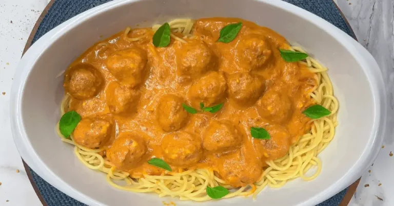 Foto da receita de Almôndega com espaguete ao molho de cebola caramelizada
