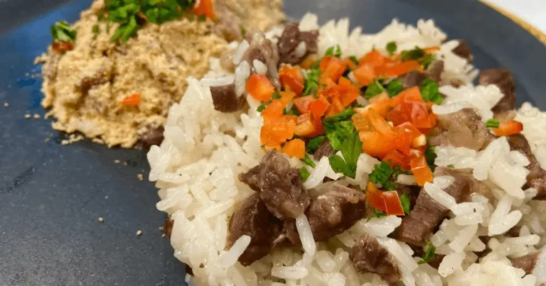 Foto da receita de Arroz com cupim e farofa de bacon com ovo