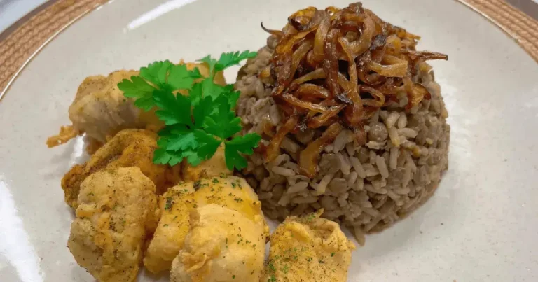 Foto da receita de Arroz com lentilha e cebola frita com cação em cubos