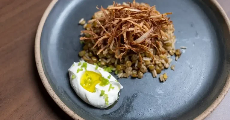 Foto da receita de Arroz com lentilhas e cebolas crocantes