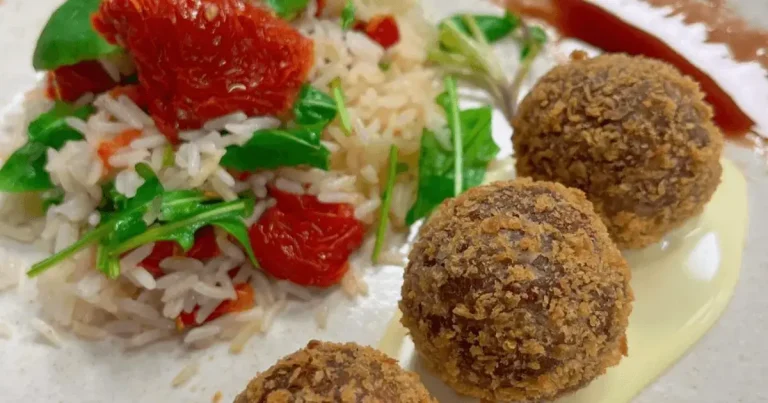 Foto da receita de Arroz com rúcula e tomate seco com almôndegas de cupim recheadas com queijo