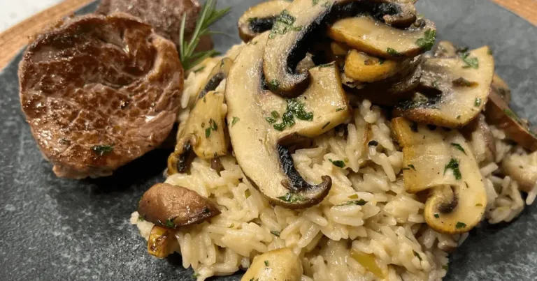 Foto da receita de Arroz cremoso com cogumelos e medalhão de filé mignon
