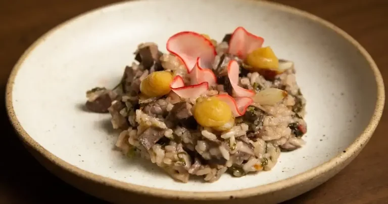 Foto da receita de Arroz de pulmão com miúdos de cordeiro, picles de rabanete e purê de maçã-verde
