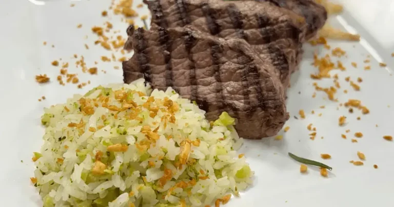 Foto da receita de Baby beef grelhado com farofa de cebola e arroz com brócolis