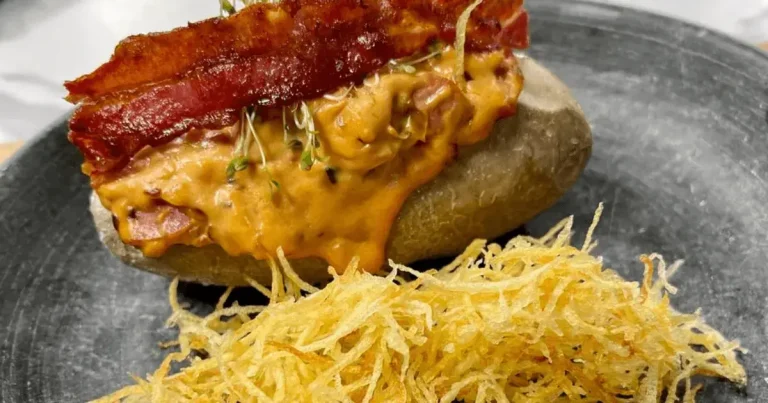Foto da receita de Baked potato com recheio de estrogonofe de linguiça e bacon