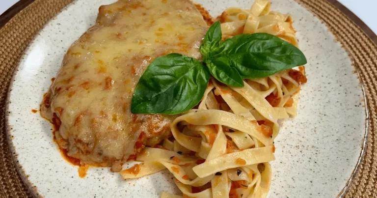 Foto da receita de Bife à parmegiana e talharim com tomate