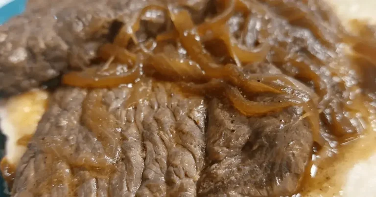 Foto da receita de Bife acebolado com purê de batata assada