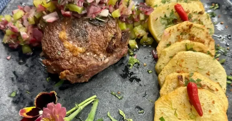 Foto da receita de Bife ancho com batata salteada e vinagrete