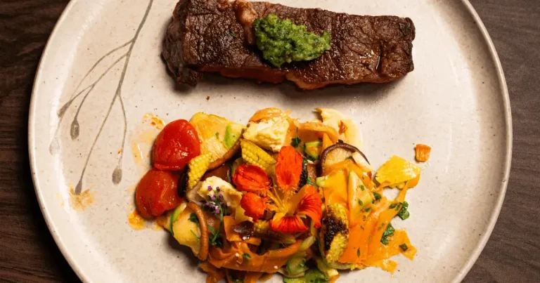 Foto da receita de Bife ancho com pesto de cerefólio e salada de cogumelos