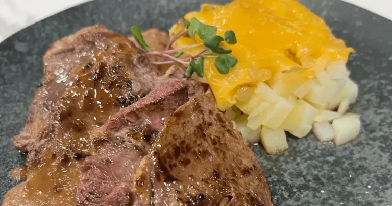 Foto da receita de Bife ao molho de cerveja escura com batata gratinada