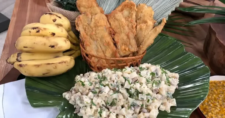 Foto da receita de Bife de casca de banana com salada de maracujá
