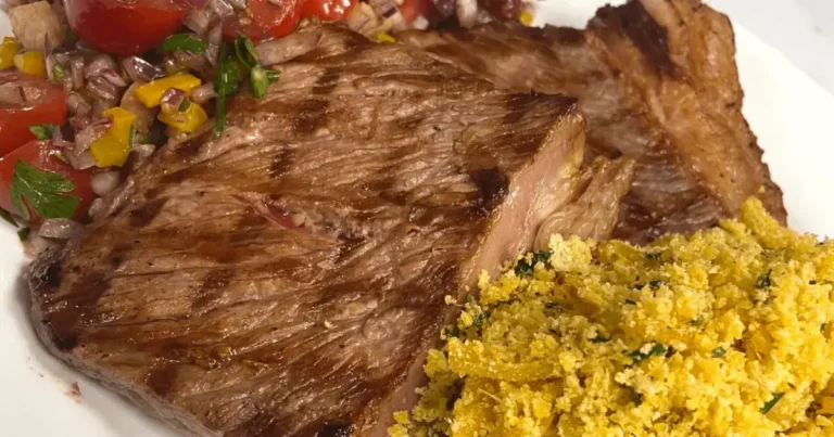 Foto da receita de Bife de chorizo grelhado e vinagrete de bacon com farofa de cebola