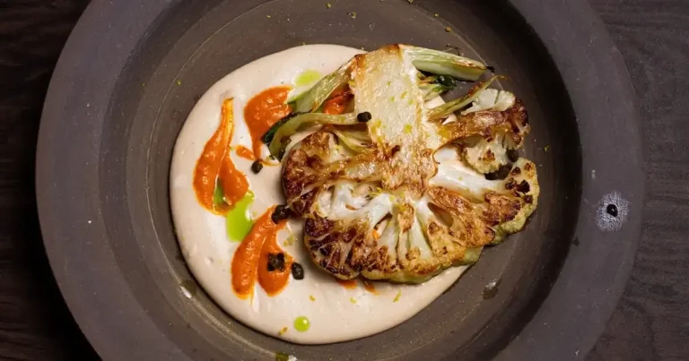Foto da receita de Bife de couve-flor com creme de castanhas e molho romesco