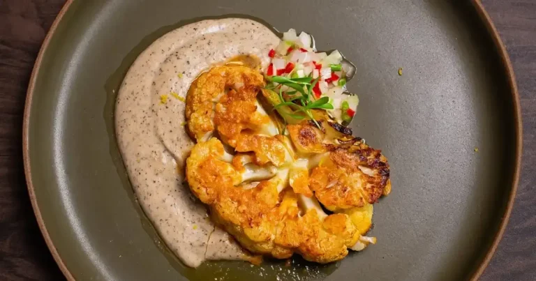 Foto da receita de Bife de couve-flor com creme de cogumelos e vinagrete