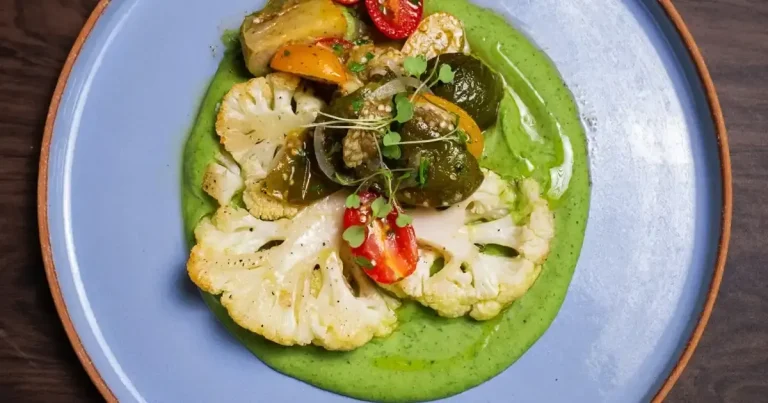 Foto da receita de Bife de couve-flor com homus de feijão fradinho e salada de jiló assado