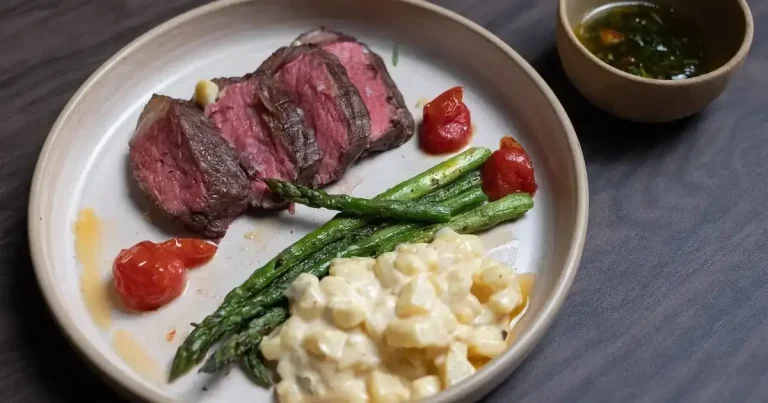 Foto da receita de Bife de tira grelhado com maionese de batata e aspargos grelhados