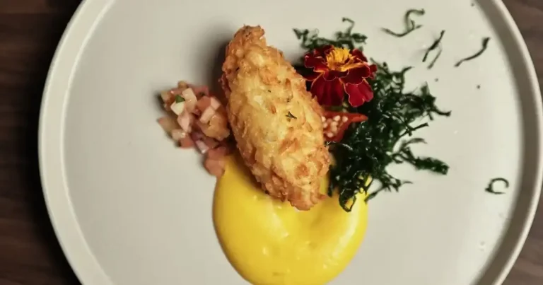 Foto da receita de Bolinho de arroz com espuma de abóbora, couve crispy e vinagrete