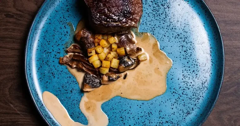 Foto da receita de Bombom de alcatra com molho de cogumelos e batata fondant