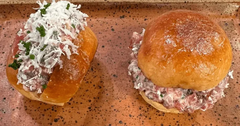 Foto da receita de Brioche de mandioca com tartare de carne de sol