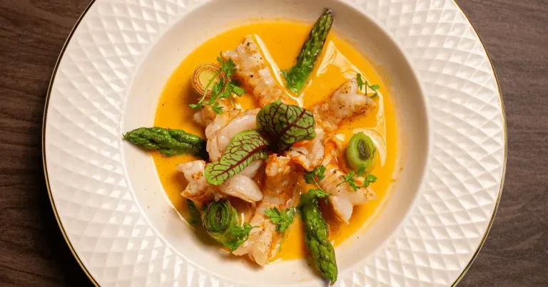 Foto da receita de Camarão com bisque, aspargos e alho-poró