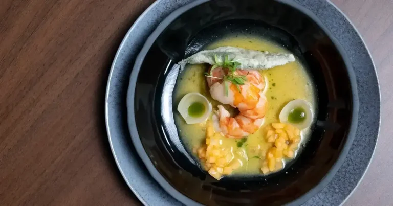 Foto da receita de Camarão na manteiga com molho de tucupi e pimenta-baniwa e tempurá de peixinho