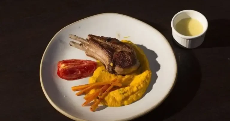 Foto da receita de Carré de Javali com Purê de Cenoura e Coentro