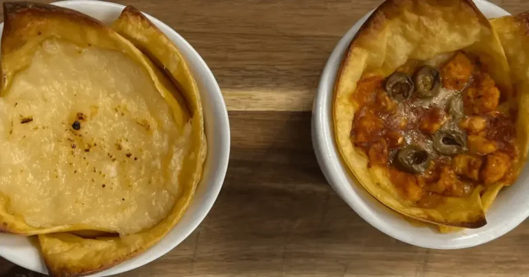 Foto da receita de Cestinha de lasanha com frango ao molho vermelho e purê de batata