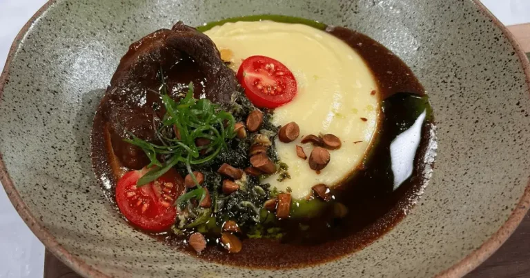 Foto da receita de Chambaril com purê de mandioca e salsa verde com baru