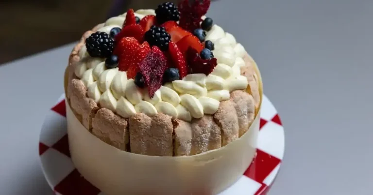 Foto da receita de Charlotte de frutas vermelhas