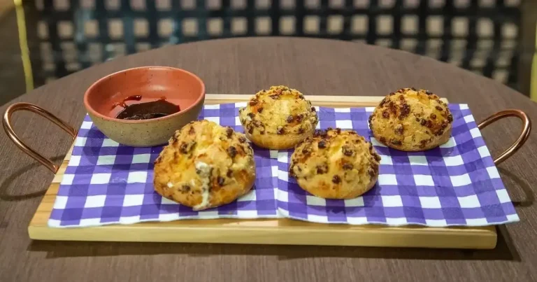 Foto da receita de Choux craquelin com nibs de cacau e creme de queijo e bacon caramelizado