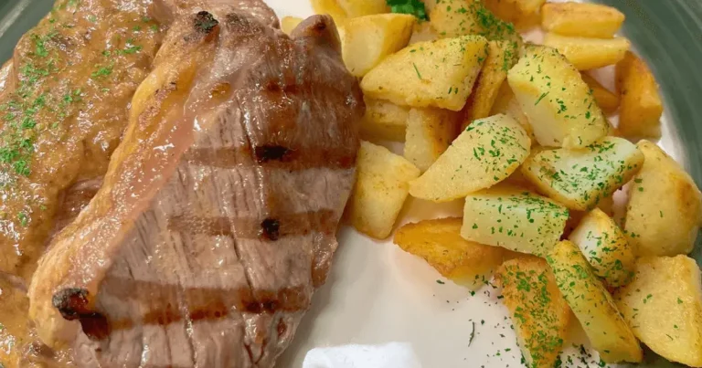 Foto da receita de Contrafilé ao molho ferrugem com batatas coradas