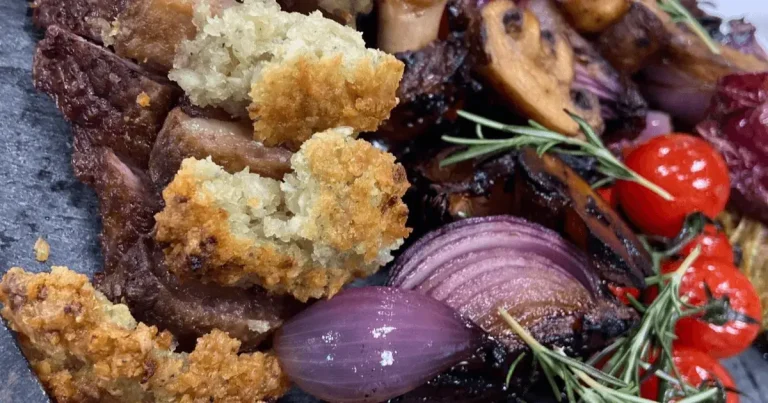 Foto da receita de Contrafilé com crosta de gorgonzola e legumes na manteiga